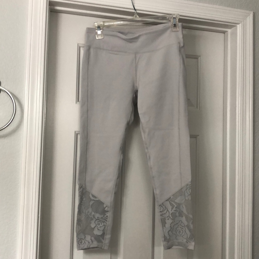 Light gray Capri-length Fabletics leggings